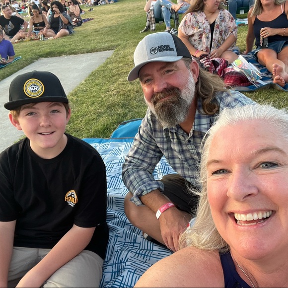 Meet your Poshers, Kelly and Jesse. - Picture 3 of 5